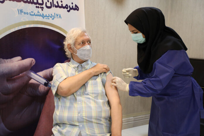 سالمندانی که از واکسیناسیون جا ماندهاند چه کنند؟